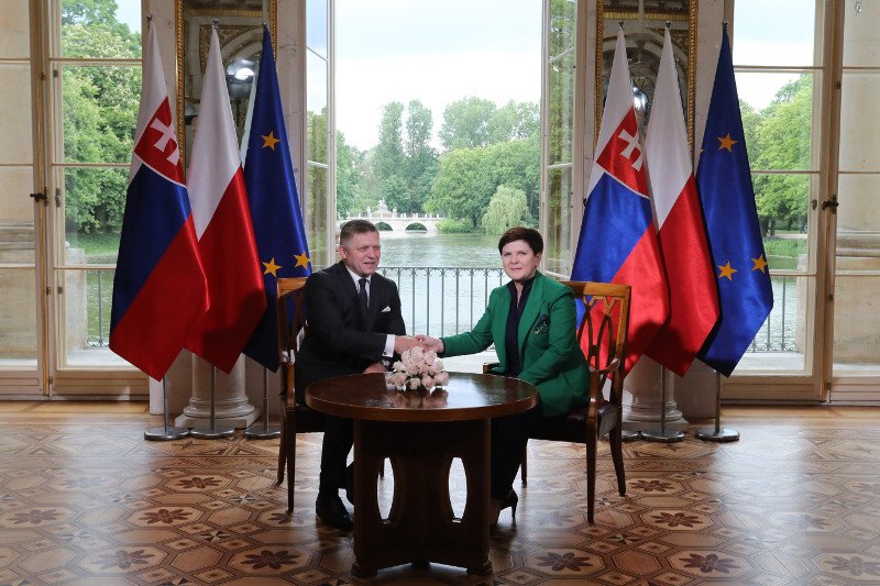 Robert Fico chce współpracować z Polską w ramach Grupy wyszehradzkiej, ale przyszłość Słowacji widzi w integracji z UE.