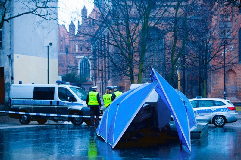 Przy obalonym pomniku ks. Jankowskiego doszło dziś do przepychanek, musiała interweniować policja.