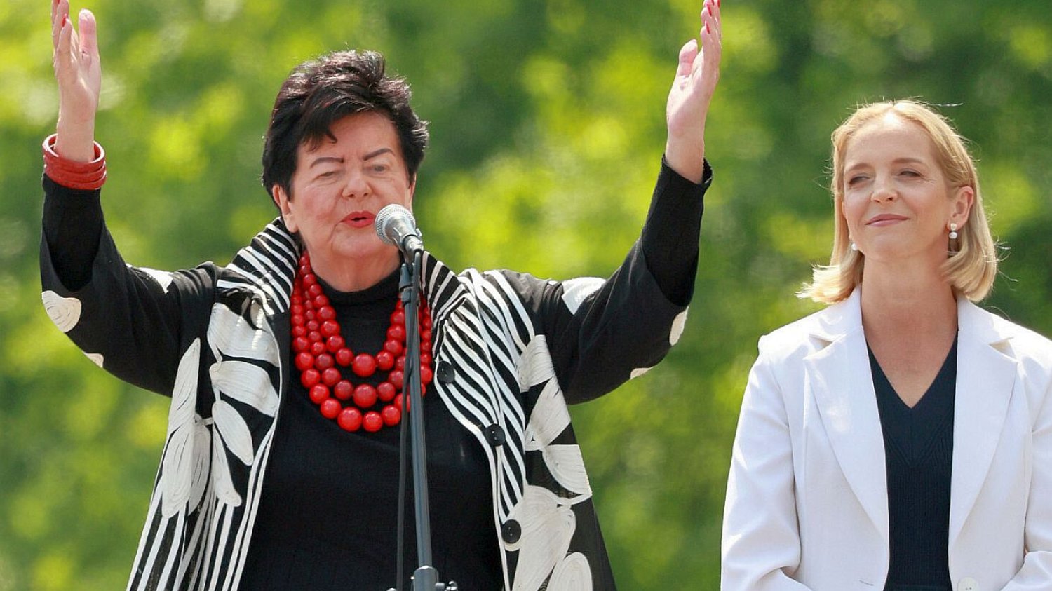 Joanna Senyszyn przekazała swoje słynne korale żonie Rafała Trzaskowskiego Joanna Senyszyn przekazała swoje słynne korale żonie Rafała Trzaskowskiego