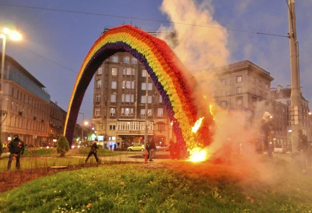 Zdaniem narodowców tęcza powinna być gotowa na kanonizację Jana Pawła II.