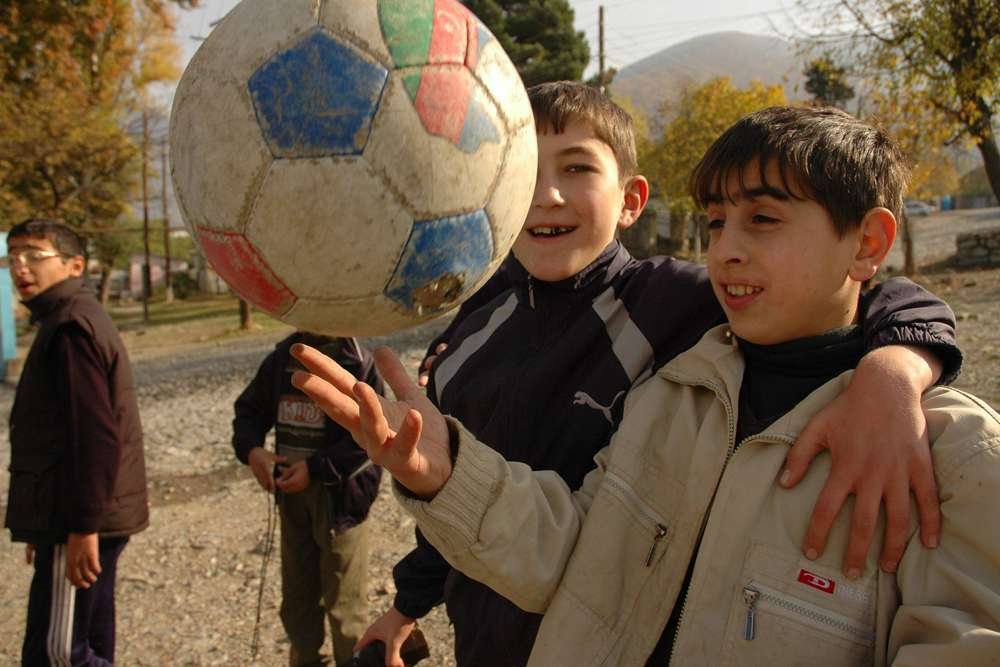 Azerbejdżan, dzieci grają w piłkę, 2007 rok