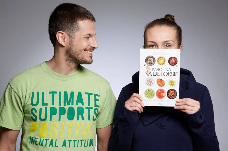 Dziennikarka i kucharz, współautorzy książki Karolina na detoksie.