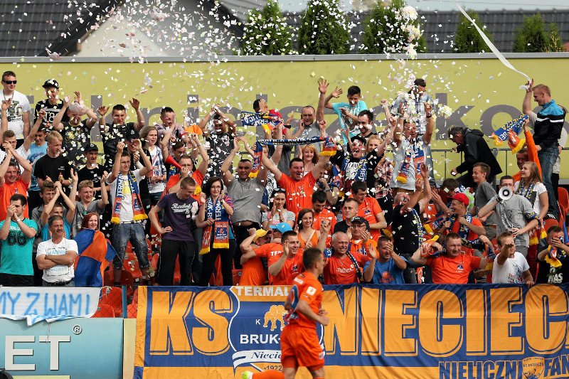 Radość kibiców po awansie drużyny do ekstraklasy.