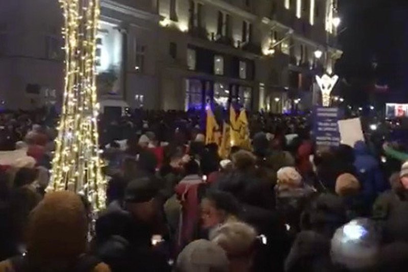W całej Polsce odbywają się demonstracje przeciwko zawłaszczeniu sądów przez PIS. Tłumy pojawiły się również przed Pałacem Prezydenckim Andrzeja Dudy.