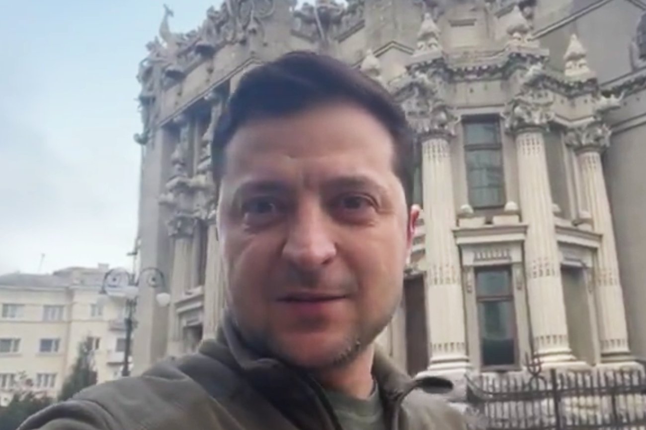 Wołodymyr Zełenski w pokrzepiającym nagraniu z Kijowa. "Nie składamy broni"