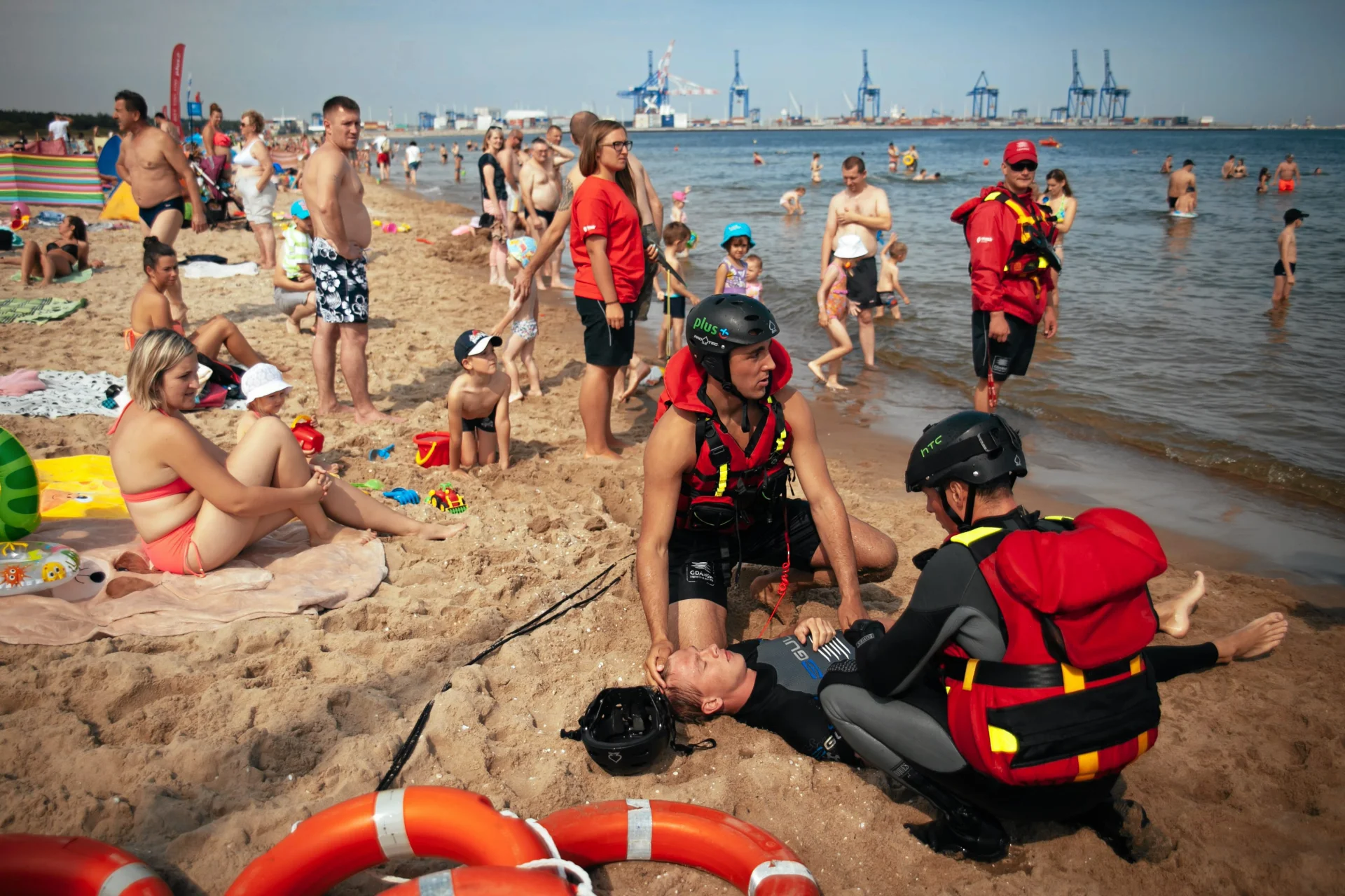 Ratownicy w czasie ćwiczeń na plaży w Gdańsku.