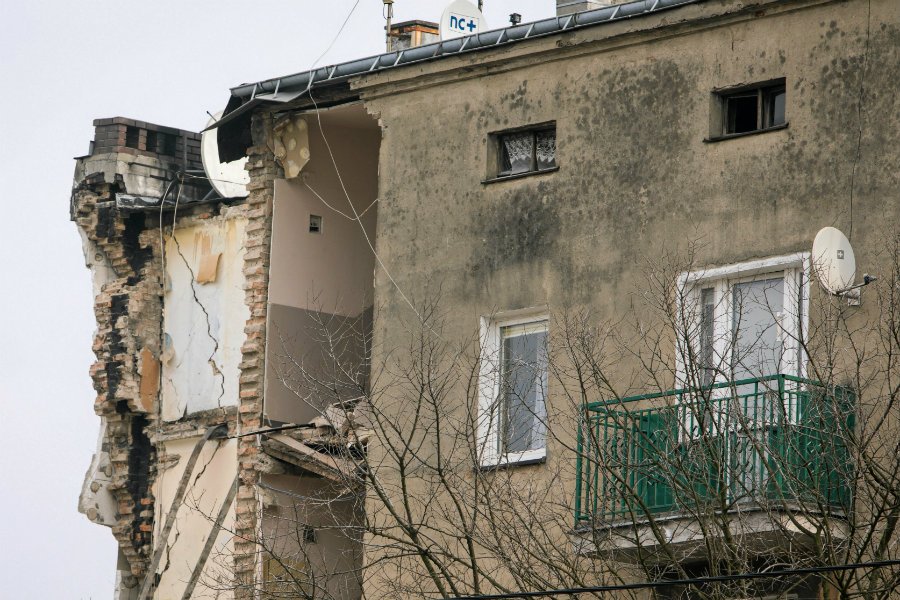 Tomasz J. może zostać przesłuchany w związku z wybuchem kamienicy w Poznaniu, w której zginęło 5 osób, w tym Beata J., małżonka podejrzanego, na której dokonano makabrycznej zbrodni.