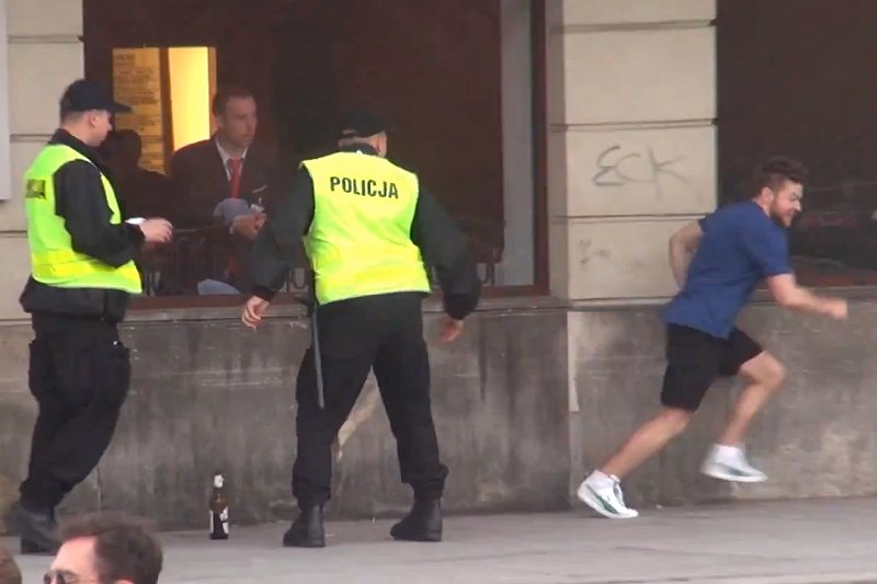 SA Wardega prowokuje policję i ucieka