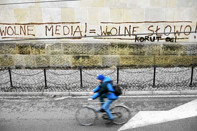 Napis na murze promujący wolność mediów