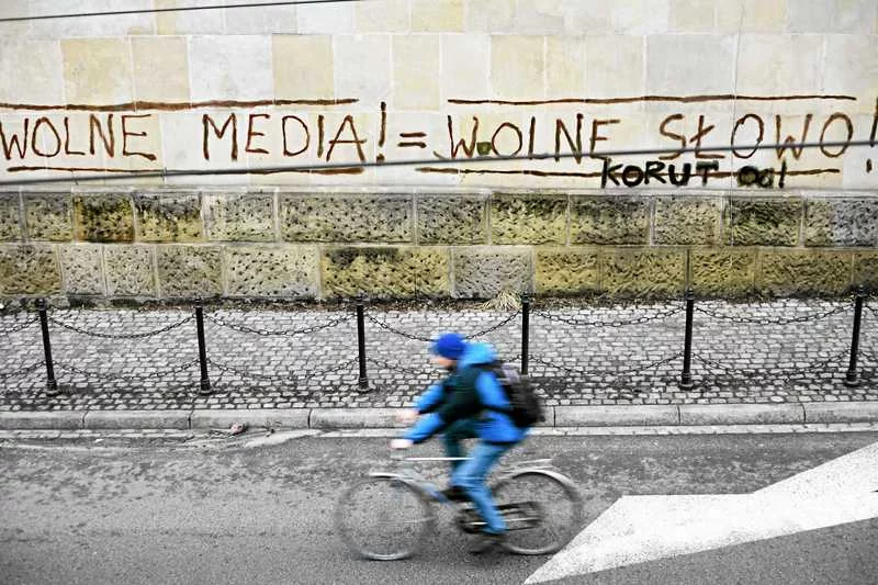 Napis na murze promujący wolność mediów