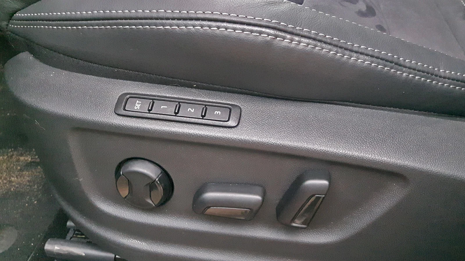 Fotel kierowcy sterowany jest elektrycznie.