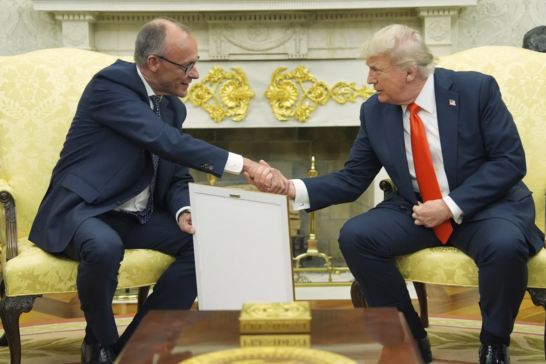 Kanclerz Niemiec poleciał do Trumpa. Nagle wyciągnął mu papiery przodka