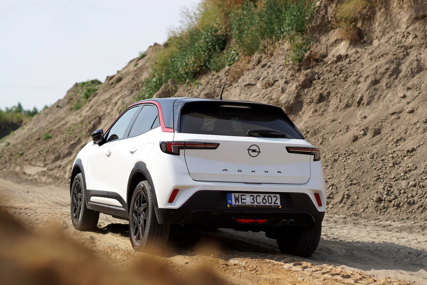 Opel Mokka zmienił się nie do poznania. To teraz crossover dla młodszych kierowców, którzy docenią nowoczesną stylistykę.