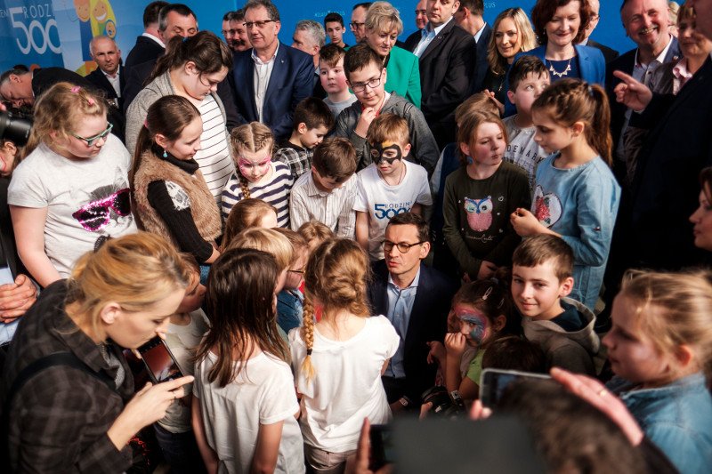 Premier Mateusz Morawiecki podczas spotkania z mieszkancami gminy Radymno z okazji obchodów dwóch lat programu 500 plus.