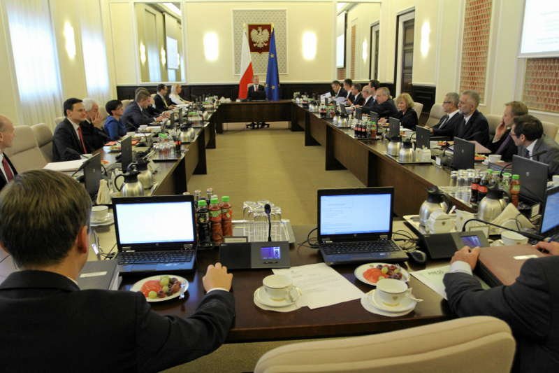 Czy w Polsce istnieje "drugi pokój" - grupa ludzi, którzy oficjalnie przy władzy nie są, ale mają realną władzę?