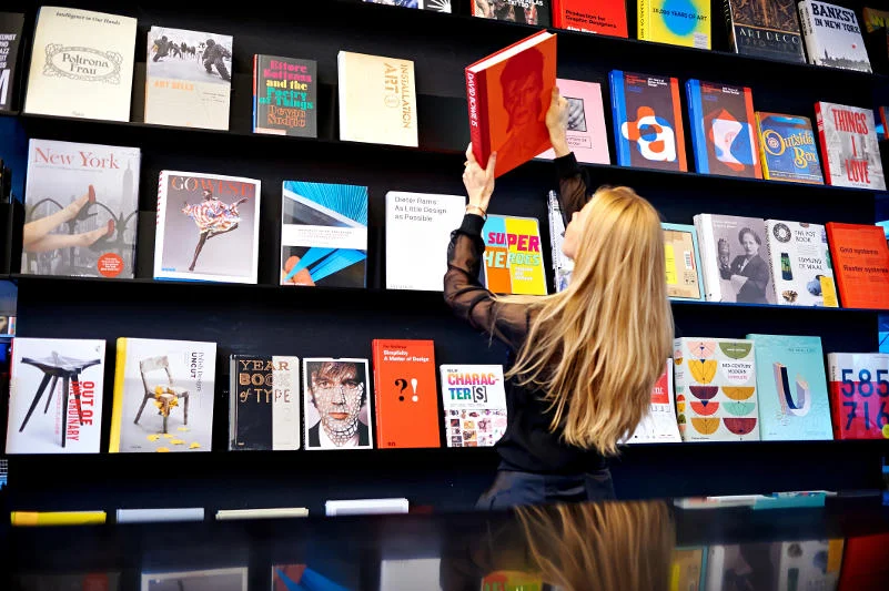 Kasia Warnke wybrała album o Davidzie Bowiem w księgarni Bookoff w Muzeum Sztuki Nowoczesnej w Warszawie.