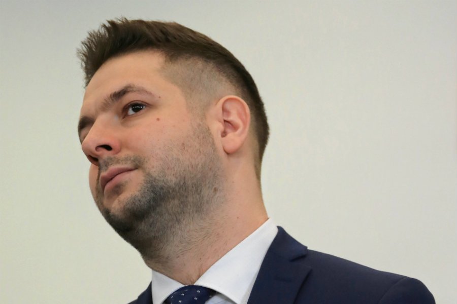 Patryk Jaki zamieścił skandalicznego mema ze zdjęciem z pogrzebu Sebastiana Karpiniuka. Platforma Obywatelska żąda przeprosin.