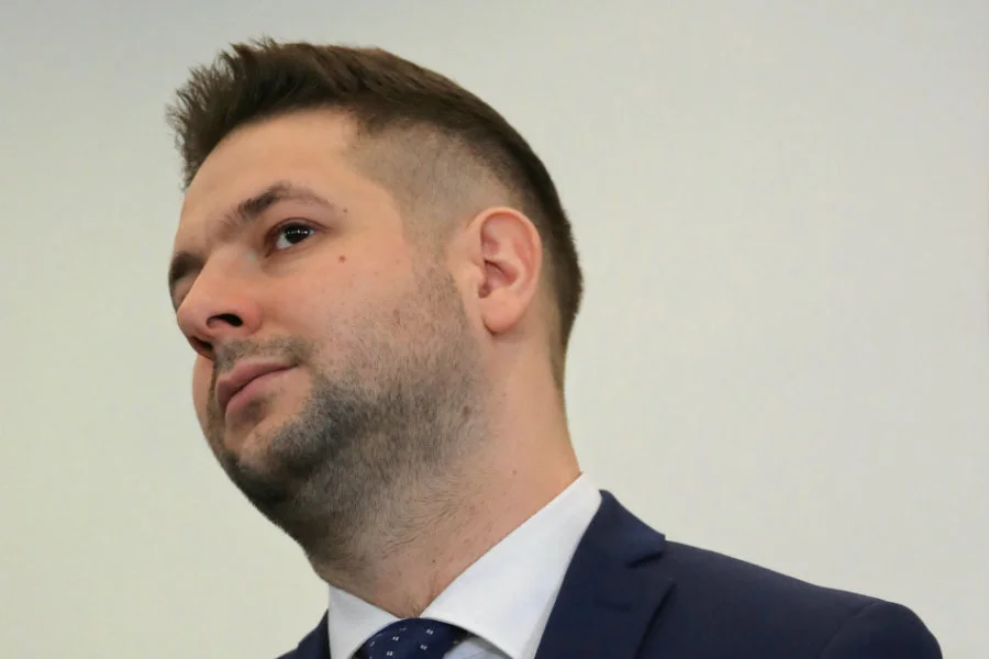Patryk Jaki zamieścił skandalicznego mema ze zdjęciem z pogrzebu Sebastiana Karpiniuka. Platforma Obywatelska żąda przeprosin.