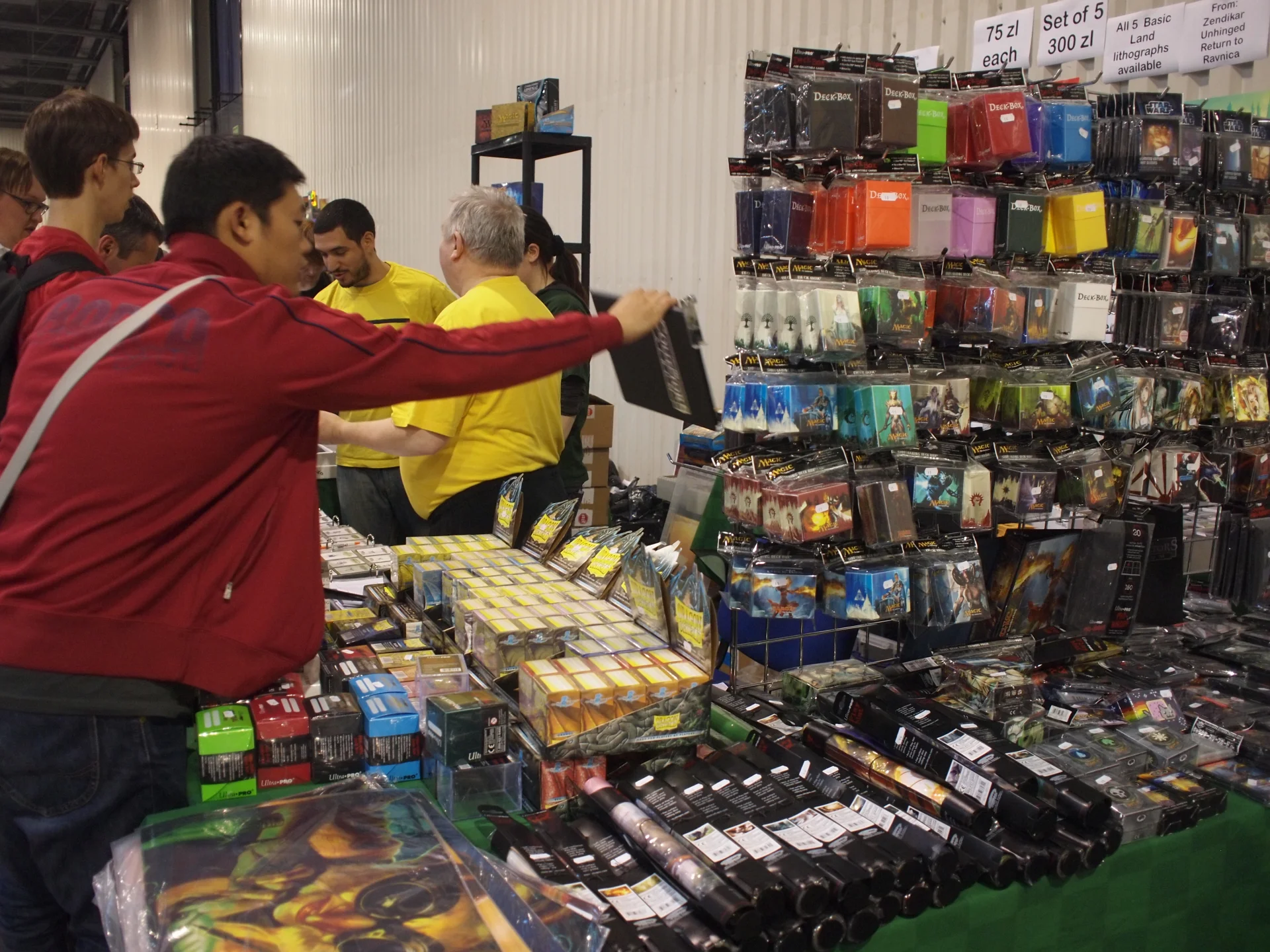 Karty i akcesoria do gry, na stoiskach było wszystko co kochają fani Magic the Gathering.
