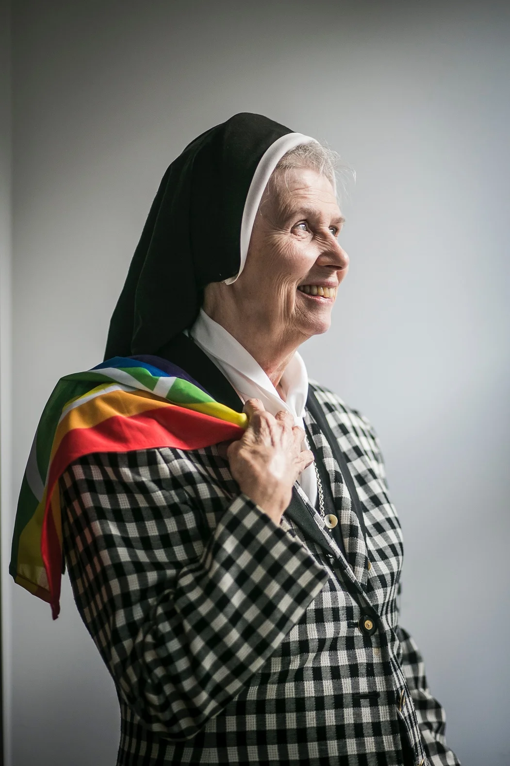 Portret Siostry Jeannine Gramick, rzymskokatolickiej zakonnicy ze Stanów Zjednoczonych walczącej o prawa osób LGBT+, wykonane dla "Kontaktu"