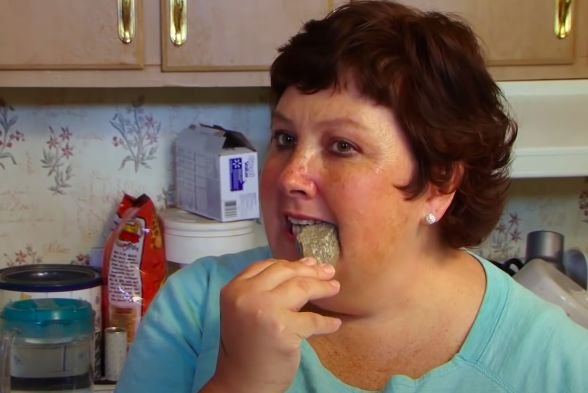 Amerykanka przyznała, że uwielbia spożywać kamienie, które wcześniej rozbija młotkiem na mniejsze części, by nie uszkodzić sobie zębów.