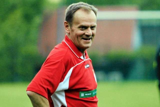 Donald Tusk wygrywa czasem na boisku, ale na niwie politycznej PO od wielu lat jest na pierwszym miejscu