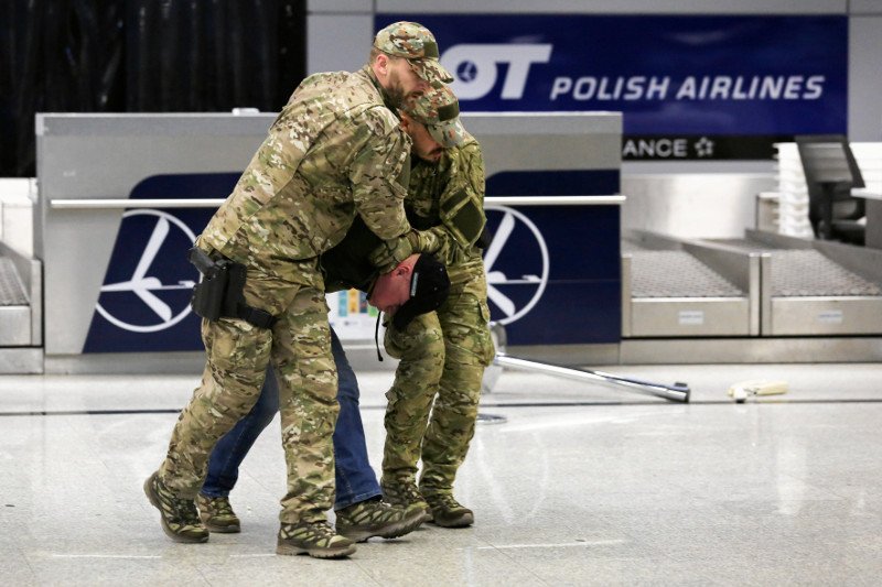 Straż Graniczna musiała wyprowadzić dwóch pijanych policjantów z pokładu samolotu mającego lecieć na Majorkę. (Zdjęcie poglądowe)