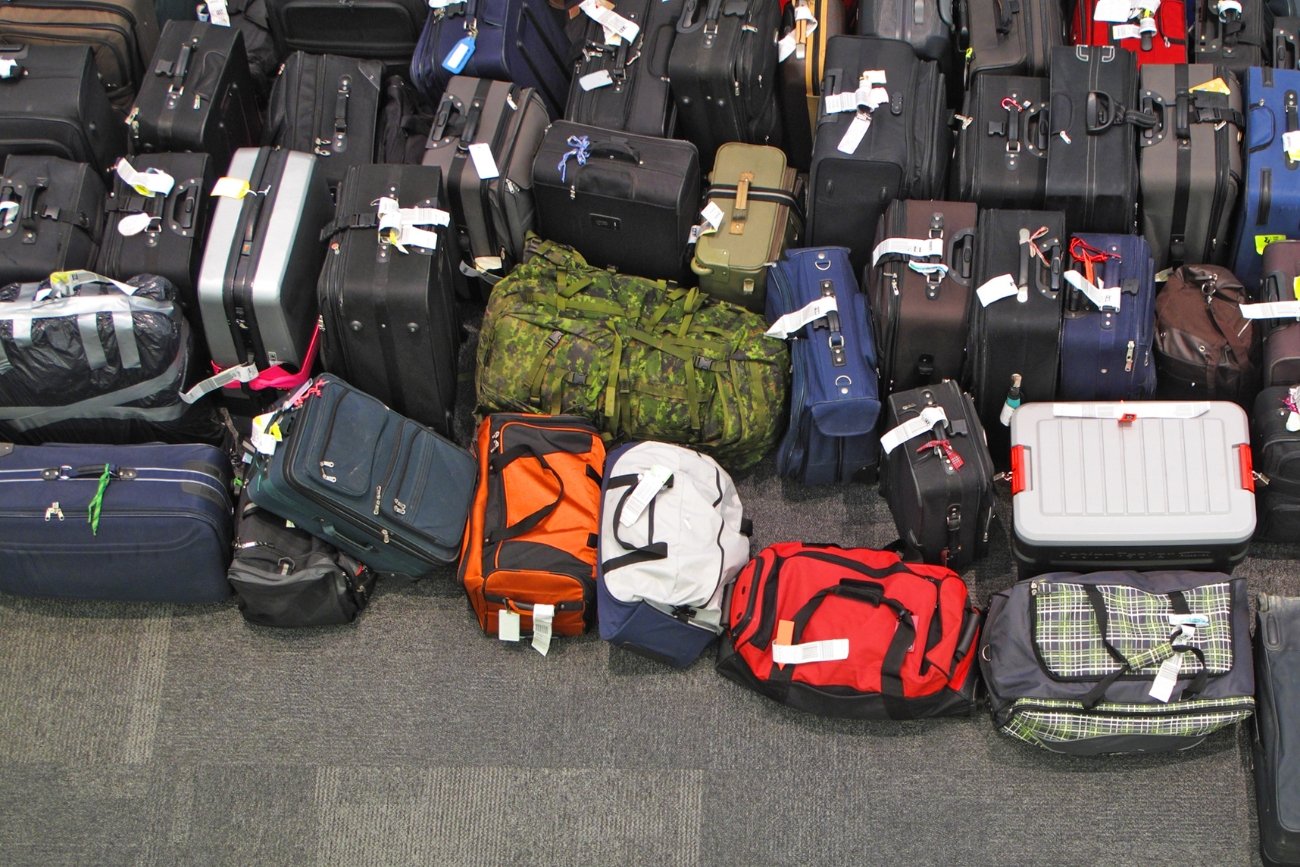 Nieodebrane bagaże na lotniskowej podłodze