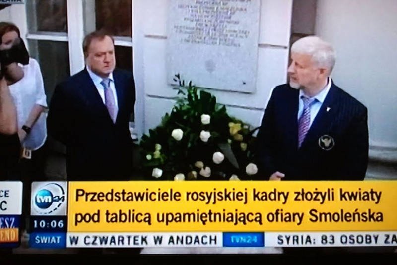 Trener rosyjskiej reprezentacji Dick Advocaat z kwiatami