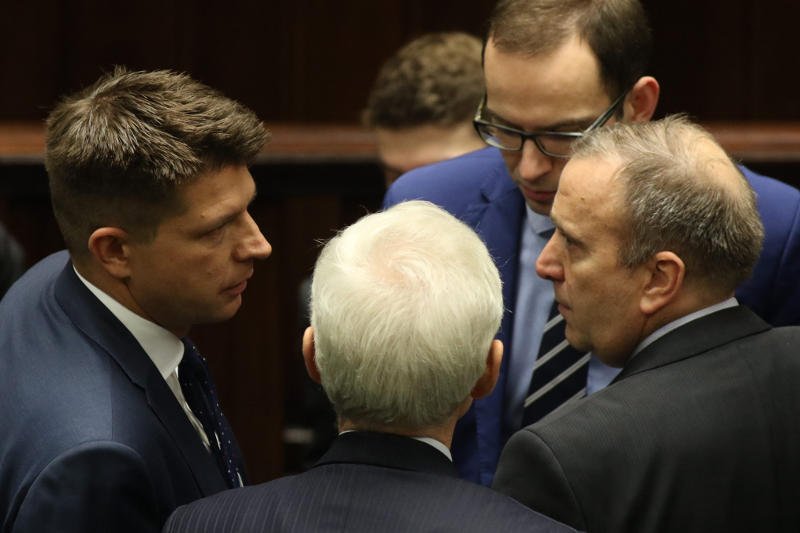 Grzegorz Schetyna liczy na pomoc partii przeciwnych PiS.