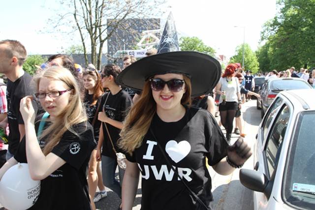 Studenci z Wrocławia podczas parady z okazji juwenaliów. A czy Ty kochasz swoją uczelnię?