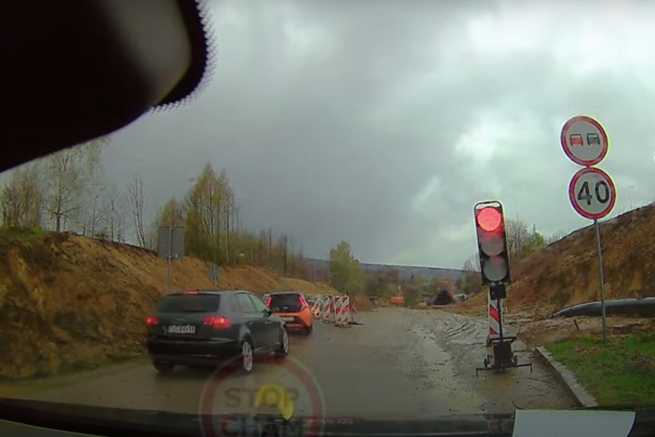 Kierowca zatrzymał się na czerwonym świetle i tylko patrzył, jak masowo łamane są przepisy