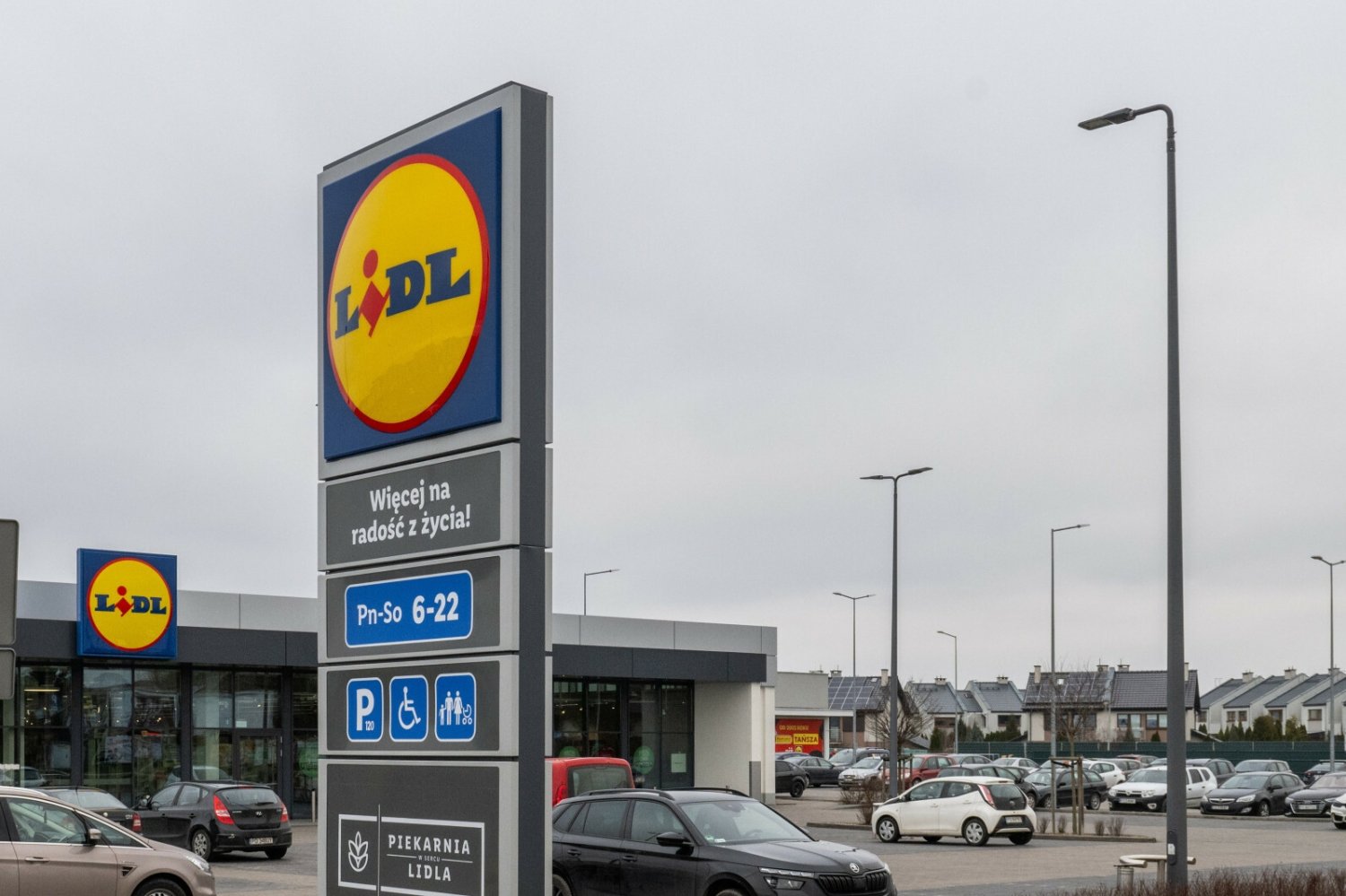 Zmiany na parkingach Lidla i Biedronki. Będzie można dostać słony mandat.