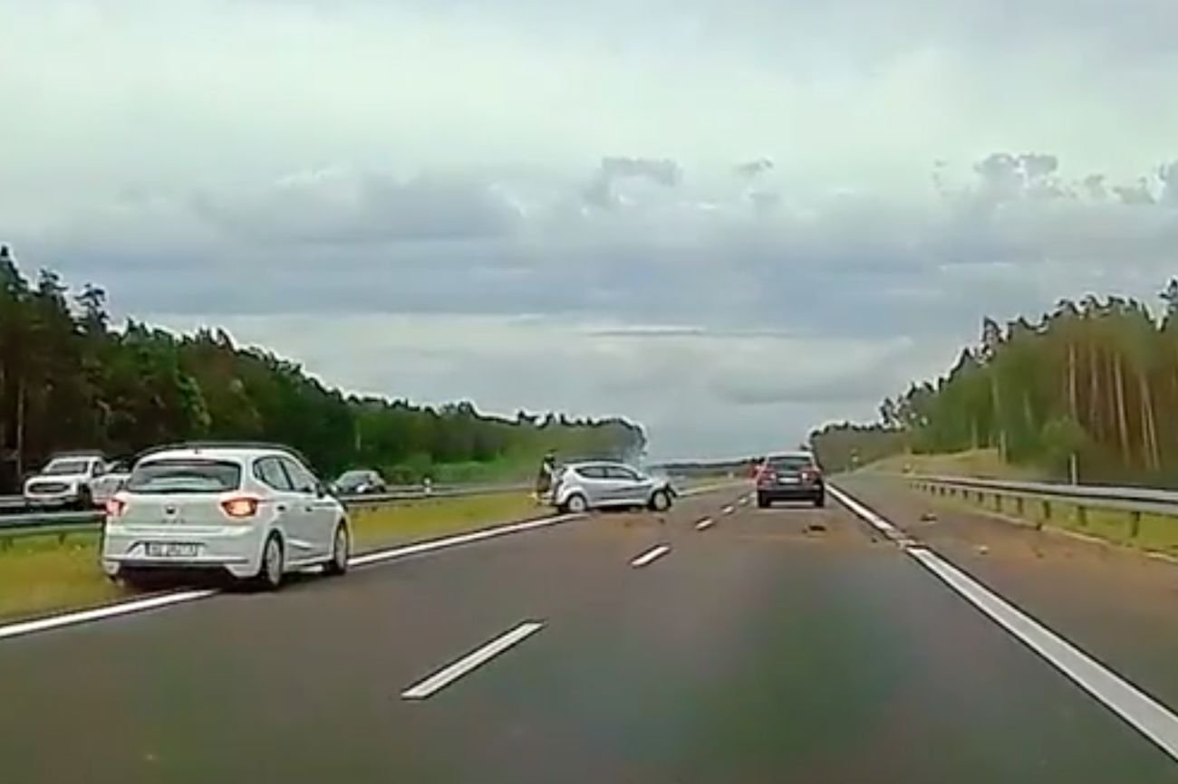 Nowe zarzuty dla kierowcy volkswagena, który miał spowodować kolizję na drodze ekspresowej S7.