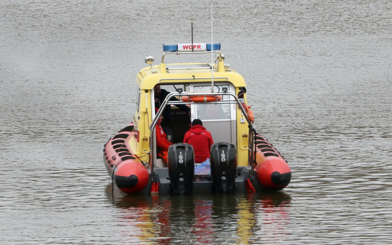 W poszukiwaniach ciała agentom FBI pomagał oddział WOPR.