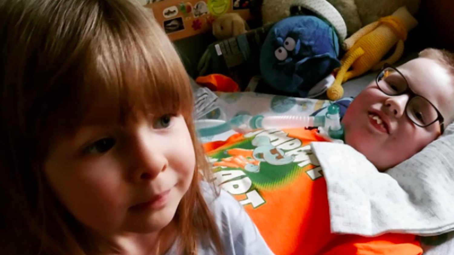 Jaśmina i Antek to rodzeństwo. Oboje chorują na SMA1. Jednak postęp medycyny sprawił, że Jaśmina, dzięki terapii genowej, nie ma objawów choroby.