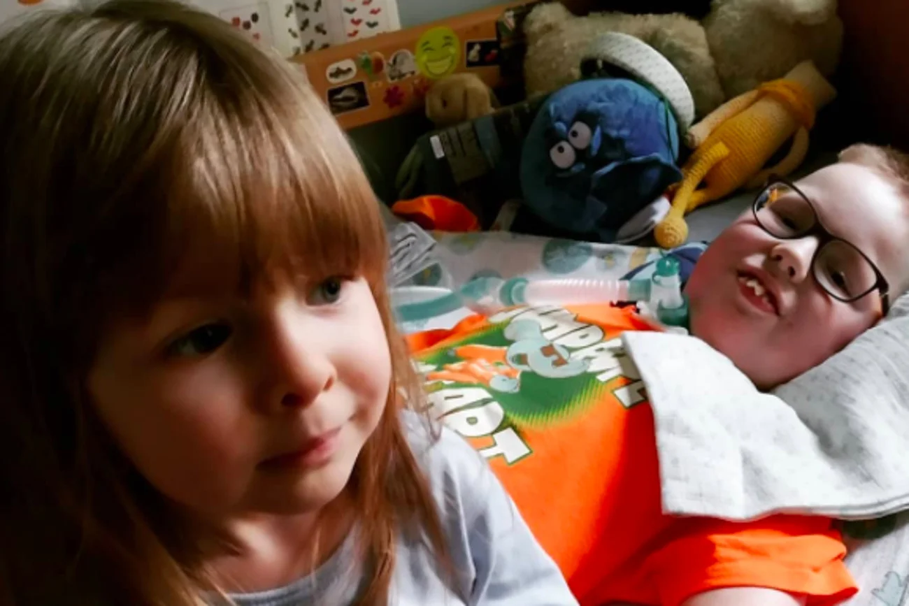 Jaśmina i Antek to rodzeństwo. Oboje chorują na SMA1. Jednak postęp medycyny sprawił, że Jaśmina, dzięki terapii genowej, nie ma objawów choroby.