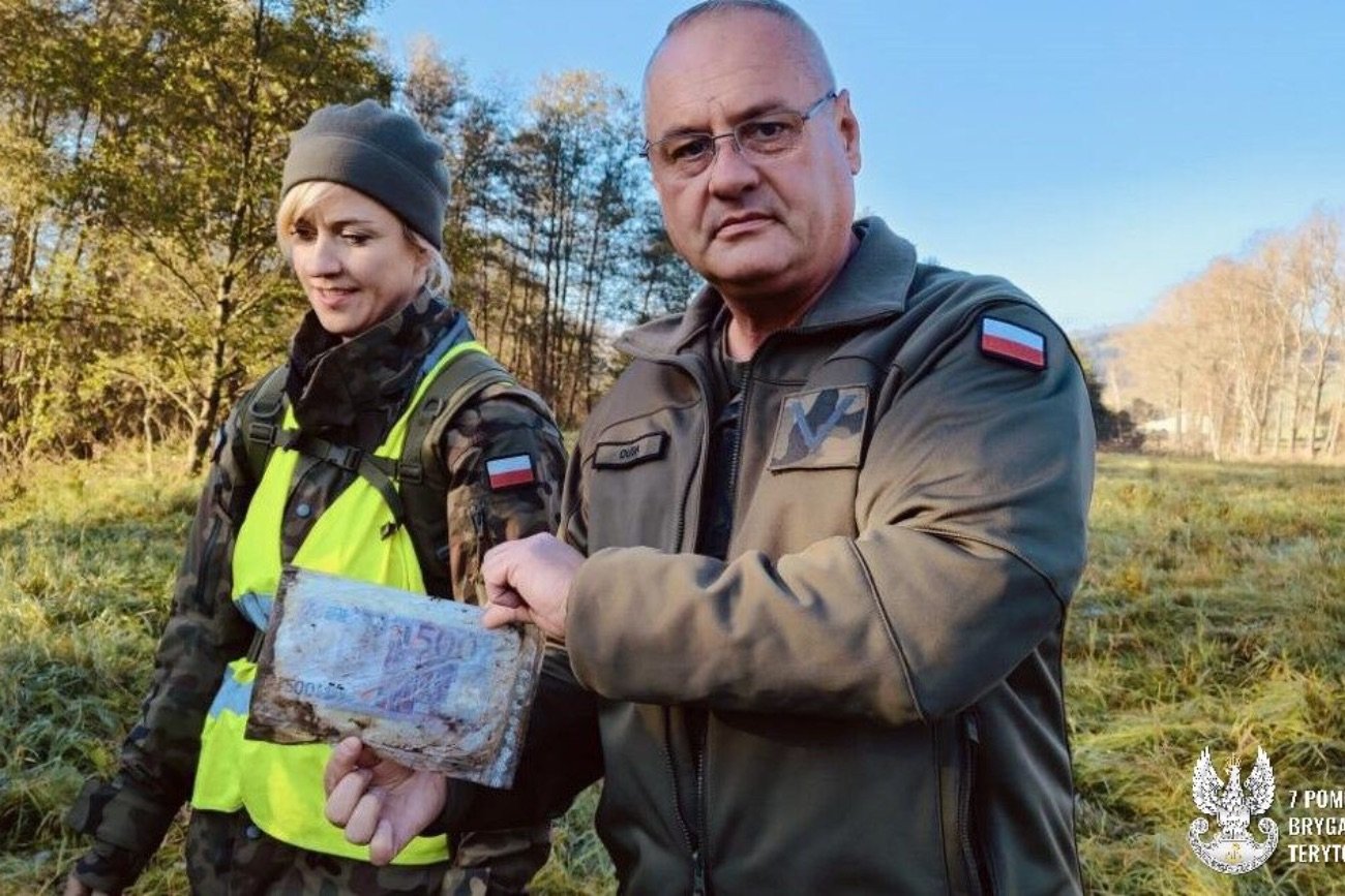 Żołnierze WOT znaleźli w Stroniu Śląskim worek z pieniędzmi.
