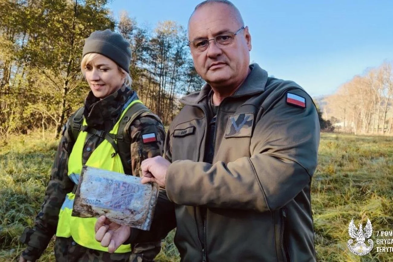 Żołnierze WOT znaleźli w Stroniu Śląskim worek z pieniędzmi.