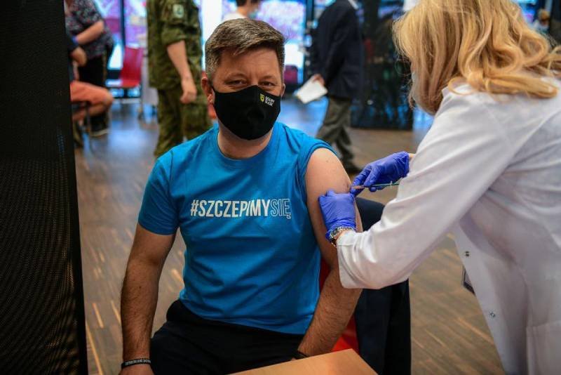 Michał Dworczyk podczas szczepienia