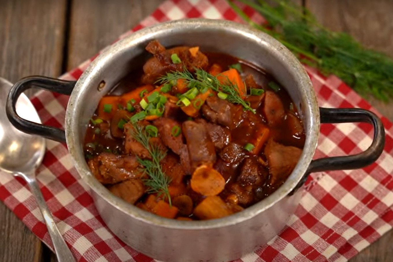 wiejski kociołek z dziczyzną i kiełbasą