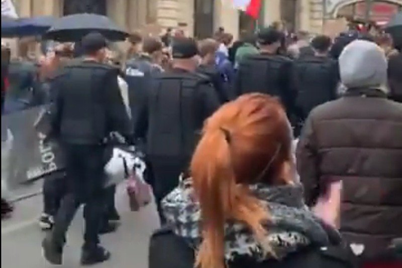 W Krakowie policjanci zdjęli hełmy i szli wraz z protestującymi Polkami i Polakami.