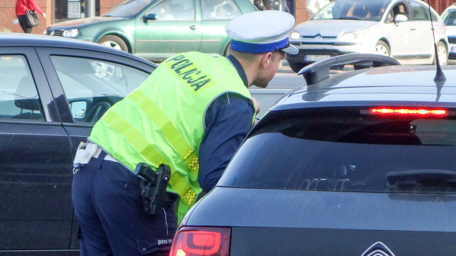"Łapki na kierownicę". Policja patrzy, czy kierowcy używają telefonu w czasie jazdy