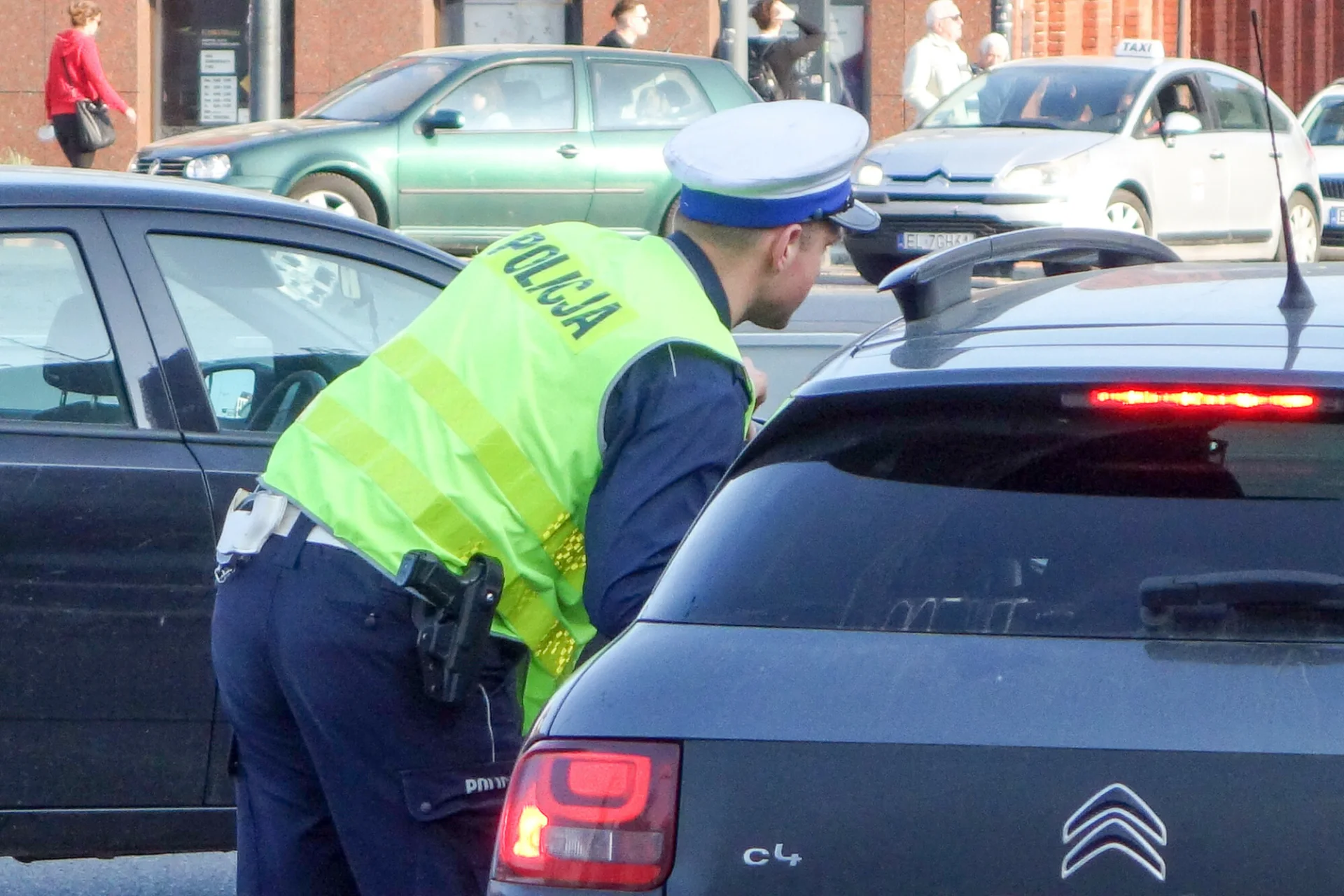 "Łapki na kierownicę". Policja patrzy, czy kierowcy używają telefonu w czasie jazdy