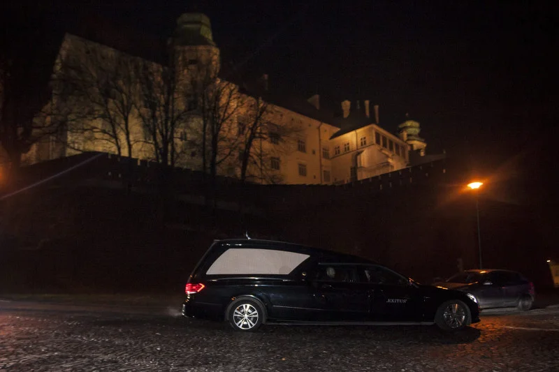 Pracują "na 3 zmiany" nad nowym sarkofagiem pary prezydenckiej. Będzie przystosowany do tego, by go otwierać