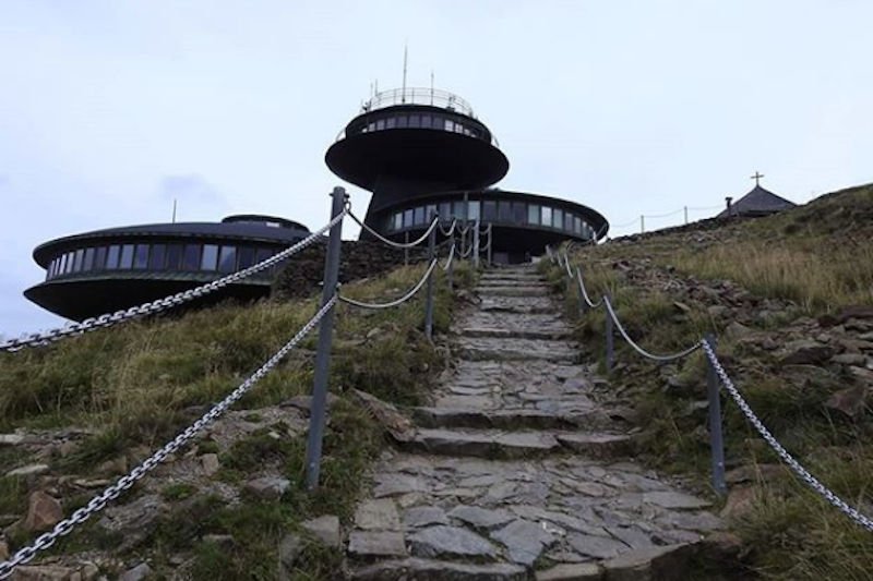 Zmieniono zasady ruchu na Śnieżce. Wszystko przez tłum turystów, by zapewnić bezpieczeństwo.