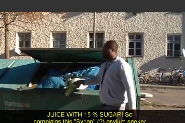 Film z Niemiec, na którym imigranci wyrzucają jedzenie, znów odżył w sieci.