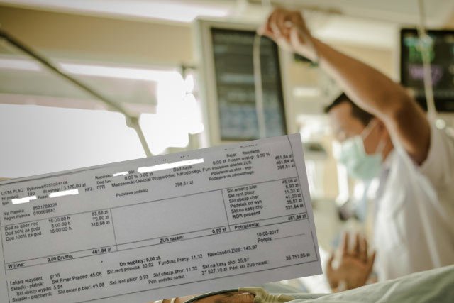 Lekarze rezydenci ze Szpitala Międzyleskiego pytają, gdzie jest ich 100 zł za godzinę dyżuru.