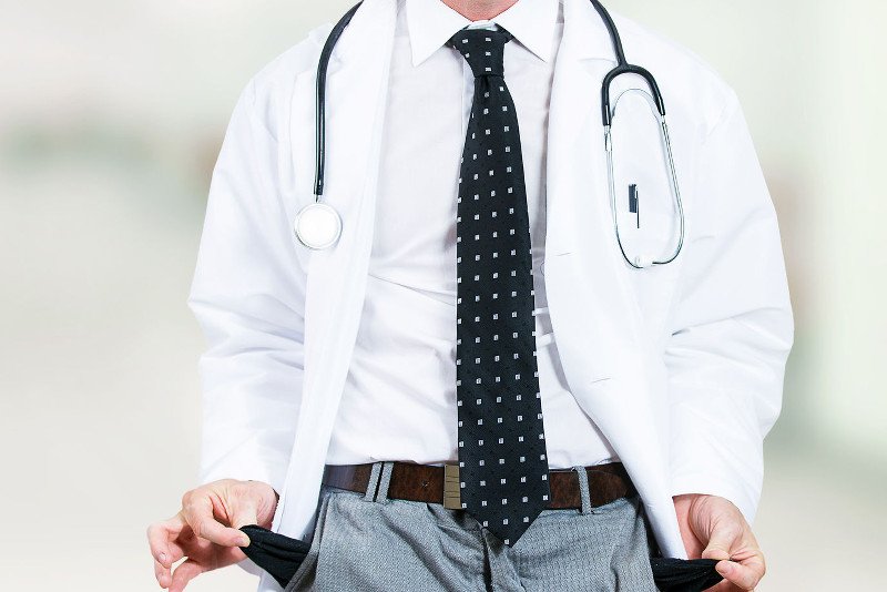 Lekarzom rezydentom trudno utrzymać się z pensji wypłacanej przez resort zdrowia.