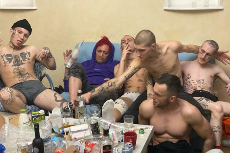 Wiśniewski, Quebonafide i Sokół na jednej domówce? Nie. Podobno to kadr z teledysku.